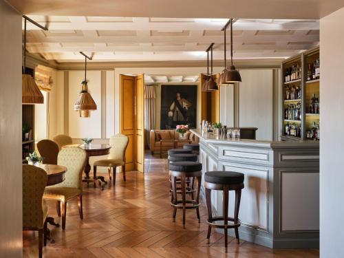 un bar en una habitación con sillas y mesa en Rosewood Castiglion del Bosco, en Castiglione del Bosco