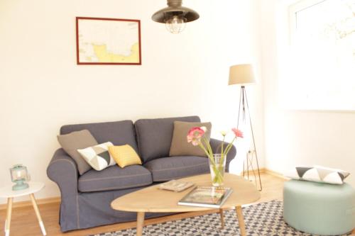 ein Wohnzimmer mit einem Sofa und einem Tisch in der Unterkunft Kojenhaus in Krummin