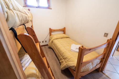 a small room with two bunk beds in it at Grazioso trilocale nel cuore di Folgaria in Folgaria