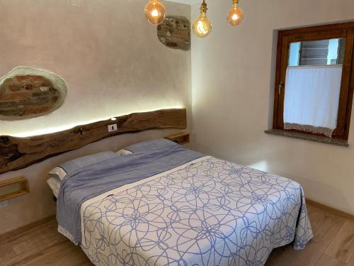 法拉達爾帕戈的住宿－Emozioni al Lago，卧室配有一张床,墙上挂着木柴