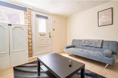 Gallery image of Maidstone - Sleeps 6 - Parking - Garden - 96WS in Maidstone