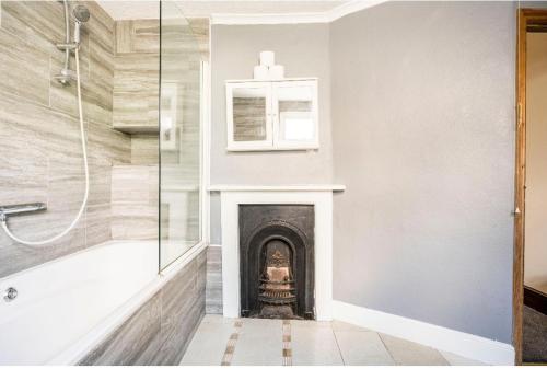 Gallery image of Maidstone - Sleeps 6 - Parking - Garden - 96WS in Maidstone