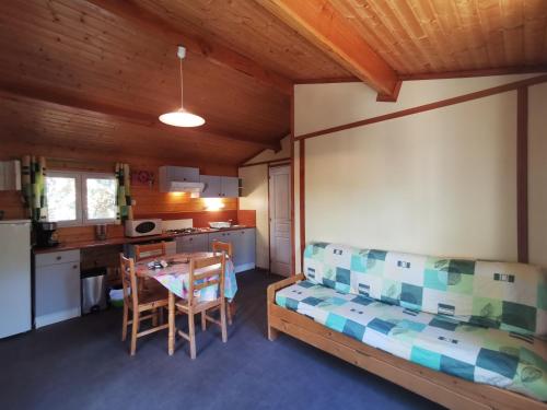 1 dormitorio con 1 cama y 1 mesa en una habitación en Oasis des Garrigues en Vogüé
