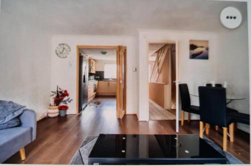 ein Wohnzimmer mit einem Sofa und einem Tisch in der Unterkunft Home in Medway 3bedroom free sports free parking in Chatham