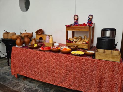 Hostal Recoleta Sur في سوكر: طاولة عليها طعام