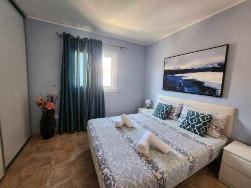 una camera da letto con un grande letto con cuscini sopra di Taty House Sea View a Costa de Antigua