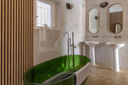 une salle de bain avec une baignoire verte et un lavabo dans l'établissement Villa No Chichi - 12BR-33P - Collines Grimaud, à Grimaud