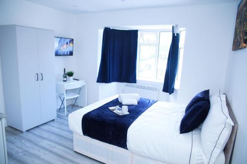 Un pat sau paturi într-o cameră la Lovely Apartment with free parking on premises.