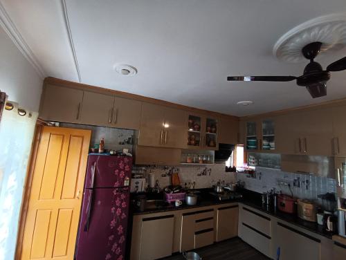 Η κουζίνα ή μικρή κουζίνα στο Zikra HomeStay