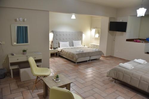 pokój hotelowy z łóżkiem i salonem w obiekcie ZAKROS HOTEL w mieście Tolo