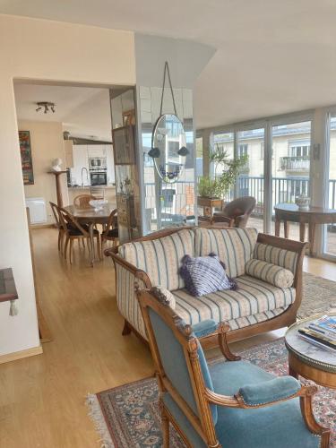 un salon avec un canapé et une table dans l'établissement Suite Magdelaine - Vue Cathédrale, à Reims
