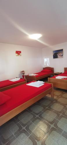 Ένα ή περισσότερα κρεβάτια σε δωμάτιο στο Sobe i apartmani Marović