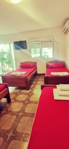 Ένα ή περισσότερα κρεβάτια σε δωμάτιο στο Sobe i apartmani Marović