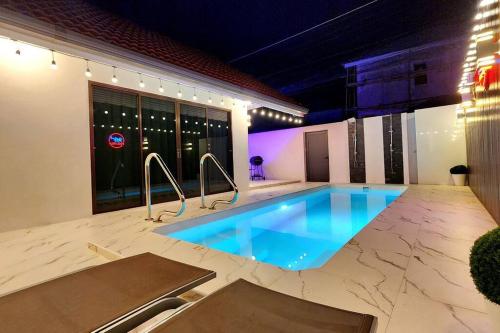 Bazén v ubytování Mv2 Pool Villa Pattaya nebo v jeho okolí