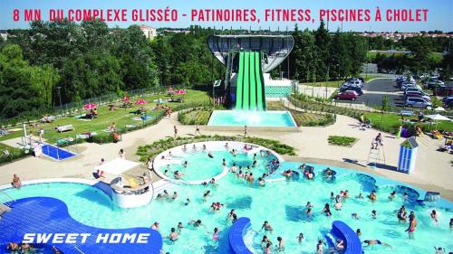 - un groupe de personnes dans une piscine d'un parc aquatique dans l'établissement Sweet home 25mn du Puy du Fou, à Cholet