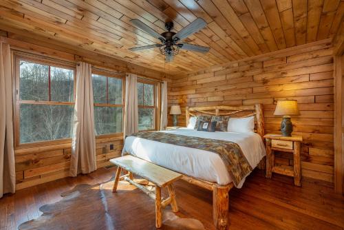 Postel nebo postele na pokoji v ubytování Deer Field Cabin Fire Pit and Mountain Views!