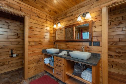 Koupelna v ubytování Deer Field Cabin Fire Pit and Mountain Views!