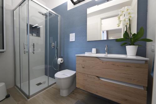 La salle de bains est pourvue d'une douche, de toilettes et d'un lavabo. dans l'établissement Blu in Blu Comfort rooms, à Terrasini