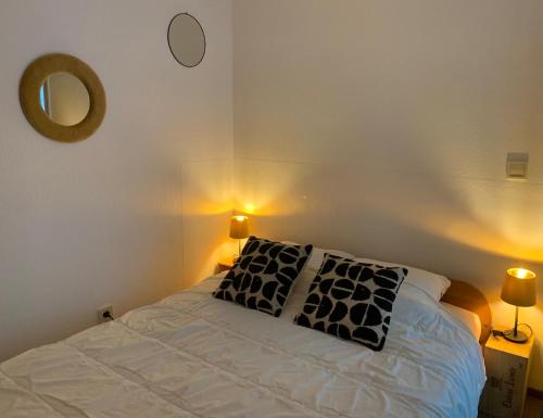 - une chambre avec un lit, deux lampes et un miroir dans l'établissement Lavand'in Durbuy, à Durbuy