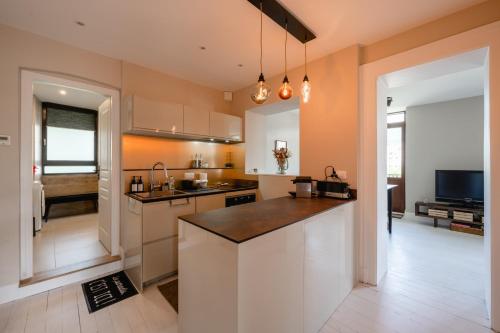 - une cuisine avec un îlot au milieu d'une pièce dans l'établissement Le Paradis - Beautiful T3 with nice view on the Visitation, à Annecy