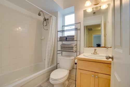 Kylpyhuone majoituspaikassa Airy Seattle Apartment about 7 Mi to Downtown!