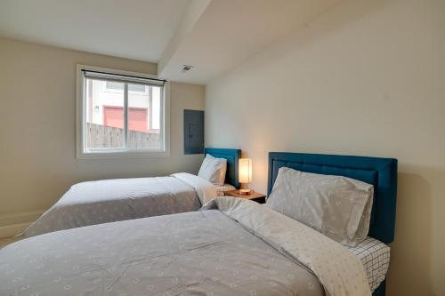 um quarto com 2 camas e uma janela em Airy Seattle Apartment about 7 Mi to Downtown! em Seattle