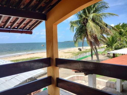 um quarto com vista para a praia em Pousada Princesa do Mar em Tamandaré