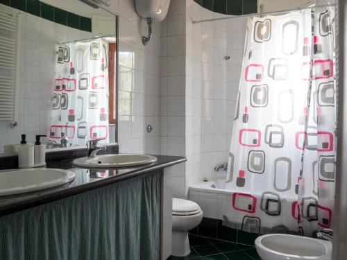 uma casa de banho com 2 lavatórios, um WC e um chuveiro em Villa Patty em Nápoles