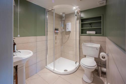 uma casa de banho com um chuveiro, um WC e um lavatório. em Cross Keys Inn Ettrickbridge em Ettrickbridge End