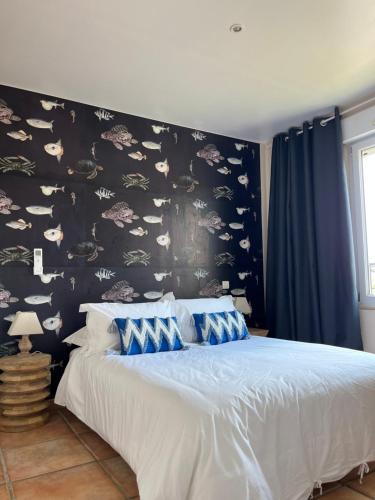 サント・マキシムにあるHotel Princesse D'Azurの黒い壁のベッドルーム1室(大型ベッド1台付)