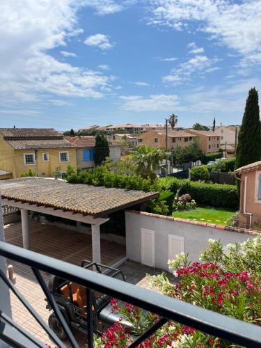 uma vista para um pátio a partir da varanda de uma casa em Hotel Princesse D'Azur em Sainte-Maxime