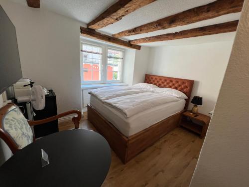 um pequeno quarto com uma cama e uma janela em stattHotel em Zürich