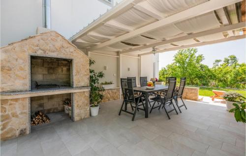 Rõdu või terrass majutusasutuses Cozy Home In Veliki Brocanac