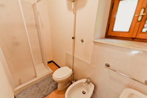 Vara Superiore的住宿－La perla nella foresta，白色的浴室设有卫生间和淋浴。