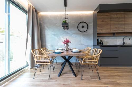 ein Esszimmer mit einem Tisch und Stühlen in einer Küche in der Unterkunft Apartament Kalinowa 13 - Gwiazda Szczyrku & Sauna in Szczyrk