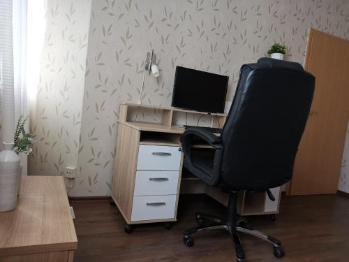 TV a/nebo společenská místnost v ubytování Quiet apartment with green view in urban location