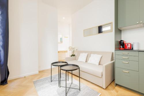 - un salon avec un canapé blanc et deux tabourets dans l'établissement Charming Apartment - 1BR - Guy Moquet, à Paris