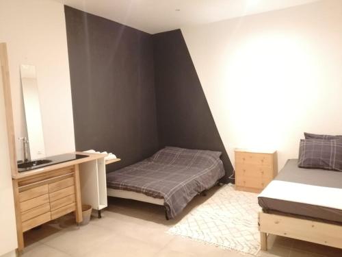 - une chambre avec un lit, un bureau et un miroir dans l'établissement Loft ViaRhôna, Grand loft en Centre-Ville, à Lyon