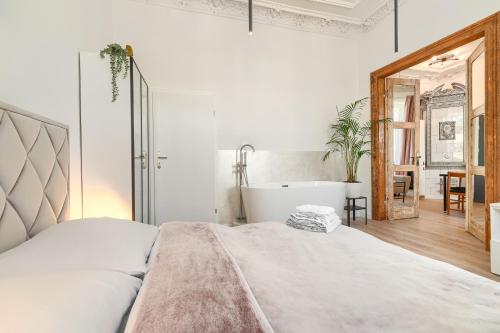 Schlafzimmer mit einem Bett und einer Badewanne in der Unterkunft Kamienica Centrum Apartament nr 14 in Stettin