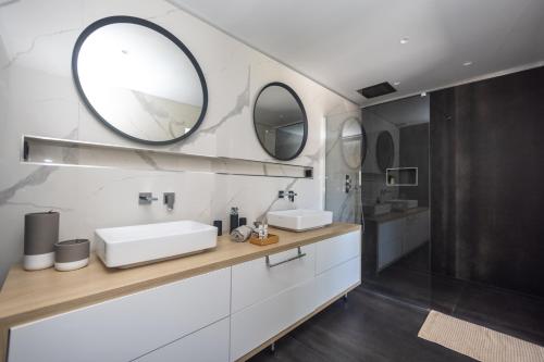 une salle de bain avec deux lavabos et un miroir dans l'établissement Villa Linda Vista, à Fréjus