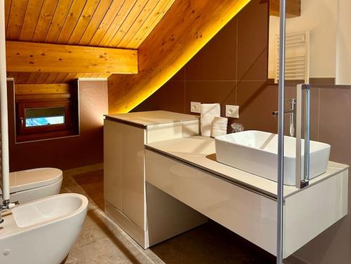 Un baño con lavabo e inodoro en Lakeview Apartment Lago Maggiore, en Gignese
