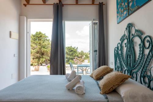 um quarto com uma cama com toalhas em Apartments Es Clot des Forn em Es Pujols