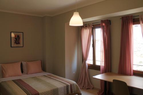 - une chambre avec un lit, un bureau et une fenêtre dans l'établissement Thea Apartment, à Thessalonique