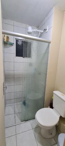 een badkamer met een glazen douche en een toilet bij Residencial Viver Ananindeua in Ananindeua