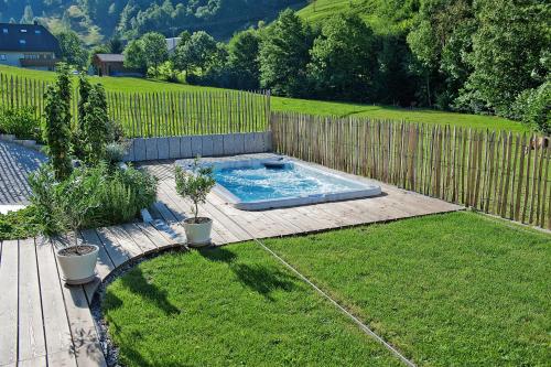 una piscina en un patio junto a una valla en ZeiTraum Ferienwohnung Hohe Stein, en Elzach