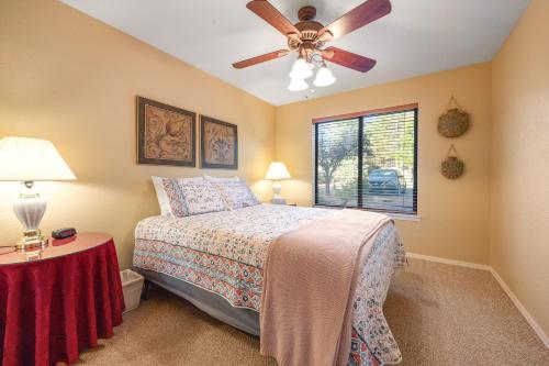 1 dormitorio con 1 cama y ventilador de techo en Charming Walnut Hills Condo, en Flagstaff