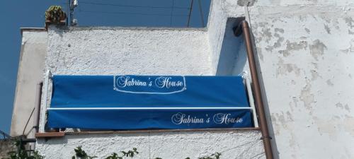 ein blaues Schild an der Seite eines Gebäudes in der Unterkunft SABRINA'S HOUSE in Giardini-Naxos