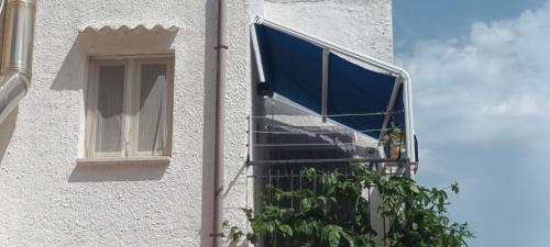 eine Treppe, die zu einem Fenster eines Gebäudes führt in der Unterkunft SABRINA'S HOUSE in Giardini-Naxos