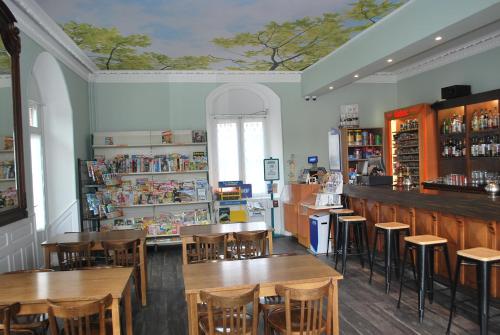 - un restaurant avec des tables et des chaises en bois dans une chambre dans l'établissement Hôtel Des Voyageurs, à Bellevue-la-Montagne