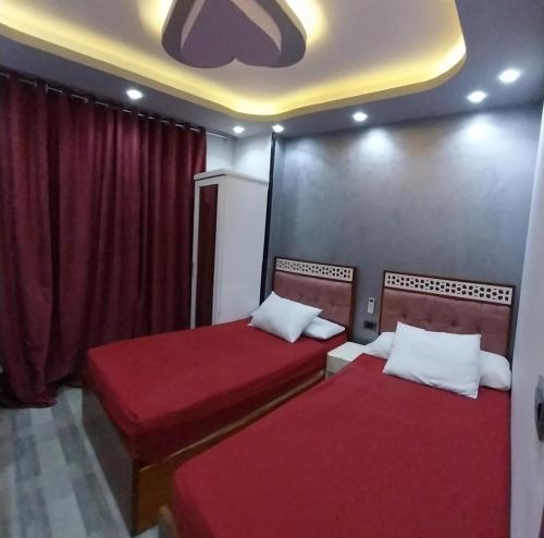 Ein Bett oder Betten in einem Zimmer der Unterkunft استديو بورتو جولف مارينا علي الاكوا مستوي راقي